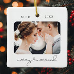 Modernes Script Elegant Merry Verheiratet Wedding Keramikornament<br><div class="desc">Dieses moderne Drehbuch Merry & Verheiratete Foto-Ornament beherbergt zwei Ihrer Hochzeitsfeiern auf der Vorder- und Rückseite, sowie Ihre Monogramme und das Datum Ihrer Feier. Dieser stilvolle Sake wird Sie an Ihren großen Tag für Jahrzehnte erinnern.</div>