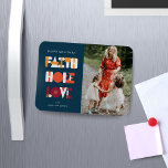 Modernes Script Faith Hope Liebe Foto Holiday Magn Magnet<br><div class="desc">Modernes Drehbuch "Glaube Hoffnung Liebe" kombiniert mit einem Serif-Script-Schriftart für Ihre Personalisierung schaffen ein super modernes und farbenfrohe Urlaubsdesign. Sie können zwischen zwei verschiedenen Hintergrundfarben wählen: marineblau und orange. Karo in unserem Shop für weitere Artikel aus dieser Kollektion.</div>