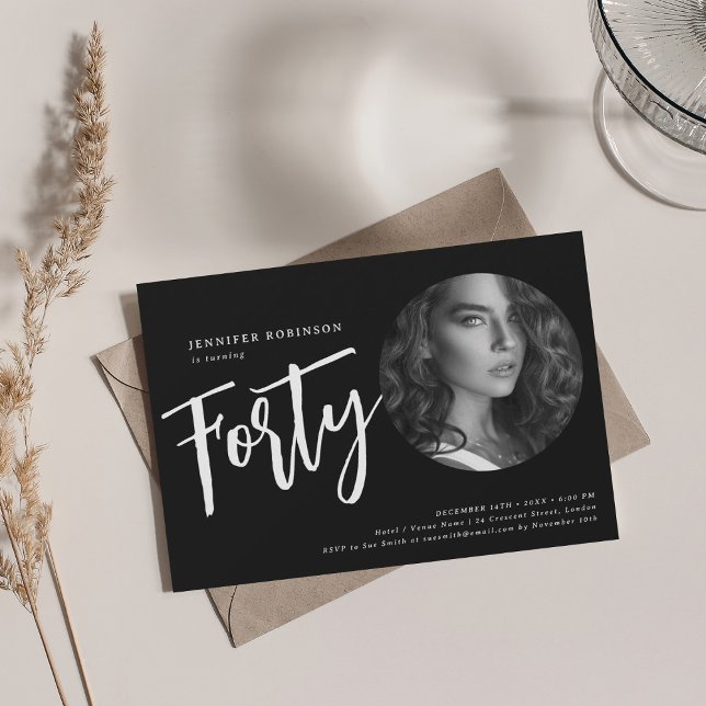 Modernes Script Foto 40. Geburtstag Party Schwarz Einladung (Modern Script Photo 40th Birthday Party Black Invitation)