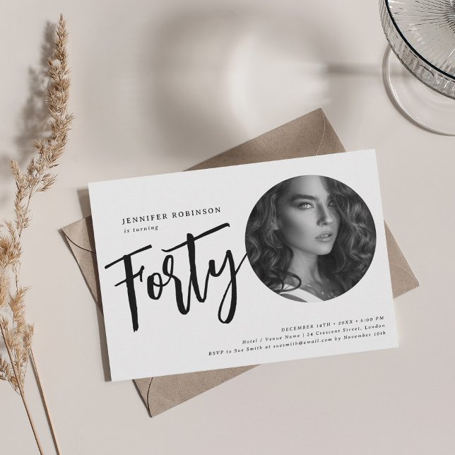 Modernes Script Foto 40. Geburtstag Schwarz & Weiß Einladung (Modern Script Photo 40th Birthday Black & White Invitation)