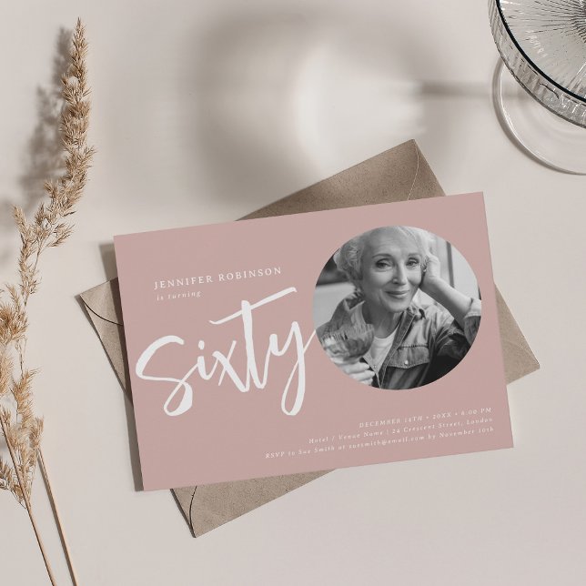 Modernes Script Foto 60. Geburtstag Dusty Pink Einladung (Modern Script Photo 60th Birthday Dusty Pink Invitation)
