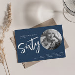 Modernes Script Foto 60. Geburtstag Navy Blue Einladung<br><div class="desc">Ein elegantes Party Einladung-Design "60. Geburtstag" mit personalisiertem Foto,  moderner Typografie und individuellem Text.</div>