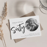 Modernes Script Foto 60. Geburtstag Schwarz & Weiß Einladung<br><div class="desc">Ein elegantes Party Einladung-Design "60. Geburtstag" mit personalisiertem Foto,  moderner Typografie und individuellem Text.</div>