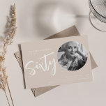 Modernes Script Foto 60. Geburtstagsparty Champagn Einladung<br><div class="desc">Ein elegantes Party Einladung-Design "60. Geburtstag" mit personalisiertem Foto,  moderner Typografie und individuellem Text.</div>