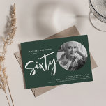 Modernes Script Foto 60. Geburtstagsparty Emerald Einladung<br><div class="desc">Ein elegantes Party Einladung-Design "60. Geburtstag" mit personalisiertem Foto,  moderner Typografie und individuellem Text.</div>