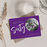 Modernes Script Foto 60. Geburtstagsparty Lila Einladung<br><div class="desc">Ein elegantes Party Einladung-Design "60. Geburtstag" mit personalisiertem Foto,  moderner Typografie und individuellem Text.</div>
