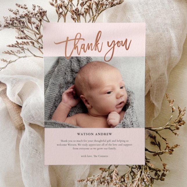 Modernes Script-Foto Baby Dankeskarte (Modern rose gold baby photo thank you card.)