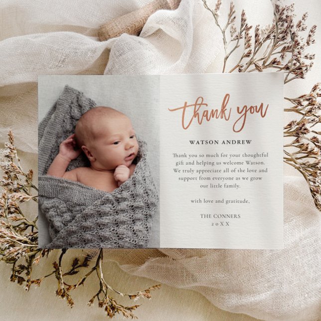Modernes Script-Foto Baby Dankeskarte (Modern rose gold script baby photo thank you card.)