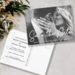 Modernes Script-Foto-Verlobung Save the Date Postkarte<br><div class="desc">Passen Sie mit Ihrem eigenen Foto auf dieser "Save the Date" Hochzeitspostkarte auf. Geben Sie Ihre Verlobung bekannt,  personalisieren Sie die Namen (Braut und Bräutigam),  Ort,  Wortlaut,  Rücksendeadresse,  Hochzeitswebsite und unterschreiben Sie sich mit Ihren bevorstehenden Hochzeitsdetails. Herzlichen Glückwunsch! Lass mir,  ob du Hilfe bei diesem Design brauchst.</div>