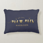 Modernes Script Gold Mr. und Mrs. Newlyweds Gesche Dekokissen<br><div class="desc">Dieses moderne Kalligraphie Mr. throw Kissen personalisiert mit dem Nachnamen des Paares, und Hochzeit Jahr! Goldener Text sieht hell und festlich aus vor dunklem Marinehintergrund. Sie können die Hintergrundfarbe in eine andere Farbe ändern, aber es ist besser, eine dunkle Farbe zu wählen, sodass der Text deutlich sichtbar ist. Es wird...</div>