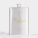 Modernes Script Gold Personalisierter Trauzeuge Flachmann<br><div class="desc">Moderne Gold Personalisierte Trauzeuge Geschenke mit dem Namen des personalisierten Trauzeugen in modernem, goldenen Drehbuch Schriftart Stil mit Titel und Hochzeitstag in modernen Sans Serif Schriftart Stil. Auch perfekt für Trauzeuge, Brautvater, Brautjungfrau, Trauzeugin, Brautmutter und mehr. Bitte beachten Sie: Die Details der Folie werden im Kunstwerk simuliert. Bei der Herstellung...</div>