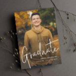 Modernes Script Graduate Einfaches Foto Abschluss Ankündigung<br><div class="desc">Eine moderne Script Graduate Simple Foto Abschluss Announcement-Karte mit handgeschriebenem Schriftart,  komplettes Portrait Foto auf der Vorderseite mit Namen und Abschluss Details. Die Rückseite hat ein zweites Foto mit weiteren Details. Klicken Sie auf die Schaltfläche Bearbeiten,  um dieses Design anzupassen.</div>