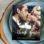 Modernes Script Hochzeitsskripte Foto Danke Karte<br><div class="desc">Budget Elegant Modern Hand Lettered Script Foto Wedding Vielen Dank für Ihr erschwingliches Low Budget Thin Card. Moderne Stilvolle Hochzeit danke Ihnen Vorlage mit einem vollen vertikalen Foto auf der Vorderseite mit Overlay-Text "Danke" in einem handgeschriebenen Typografie-Script-Schriftart in Weiß auf dem Bild. ***BEACHTE! *** HAUSHALTSPAPIER/FLYER IST PAPIERTHIN. *** AKTUALISIEREN SIE...</div>