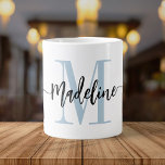 Modernes Script Monogram Custom Jumbo Jumbo-Tasse<br><div class="desc">Elegante, moderne, gigantische Kaffeemaschine mit individuelle Name und Monogramm in einem trendigen, handgeschriebenen Schriftzeichen-Design in minimalistisch staubigen, hellblau und schwarz, dieses große typografisch angetriebene Design macht ein großartiges Geschenk für Mitarbeiter, Lehrer, Trainer, Freundinnen, Freunde, Ehefrauen, Töchter oder andere Arbeits- oder Familienmitglieder! Diese großartige XL Jumbo Tasse ist für das Büro...</div>
