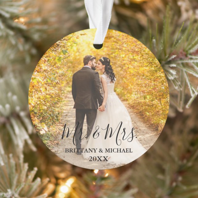 Modernes Script Mr. & Mrs. Wedding Foto Ornament (Baum)