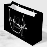 Modernes Script Personalisiert Bridesmaiers Black Große Geschenktüte<br><div class="desc">Personalisierte Bridesmaids Geschenktasche mit personalisiertem Brautjungwein im modernen,  weißen Schriftart-Stil und Monogramm in grauem,  modernem Drehbuch-Schriftart als Hintergrund mit Titel und Hochzeitdatum in weißem,  modernen Sans Serif Schriftart Stil auf schwarzem Hintergrund. Auch perfekt für Trauzeuge,  Trauzeuge,  Ringträger,  Brautvater,  Trauzeugin,  Blume Mädchen,  Brautmutter und vieles mehr.</div>