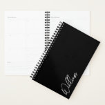Modernes Script Personalisiert Name Planner Planer<br><div class="desc">Moderne Minimalistische Personalisierte Namensschilder Dieses Design zeichnet sich durch einen personalisierten Namen in einem modernen,  weißen Schriftart mit Schrift auf schwarzem Hintergrund aus.</div>