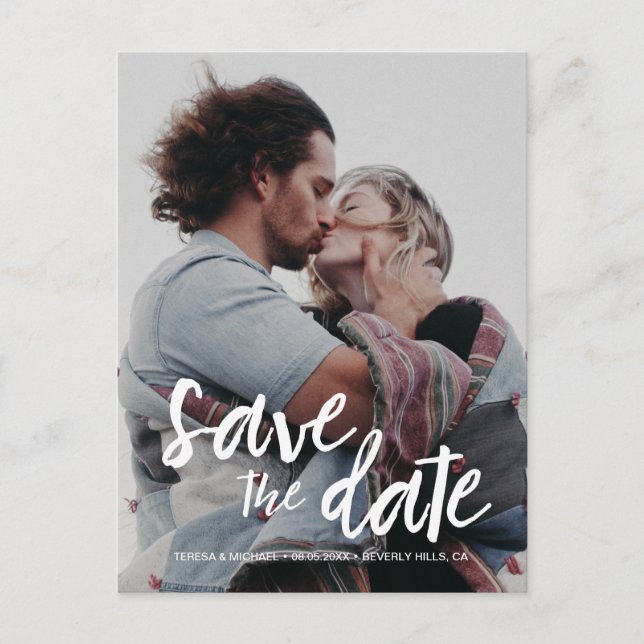 Modernes Script Save the Date Verlobung Foto Postkarte (Vorderseite)