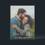 Modernes Script Typografy Foto Elegante Wedding Save The Date<br><div class="desc">Moderne Wedding Foto Save the Date Card mit einem schlichten Design mit eleganter Schriftzypografie über Ihrem Lieblingsbild. Die Rückseite hat zwei quadratische Fotos zusammen mit Ihrer persönlichen Botschaft in Schwarz und Weiß.</div>