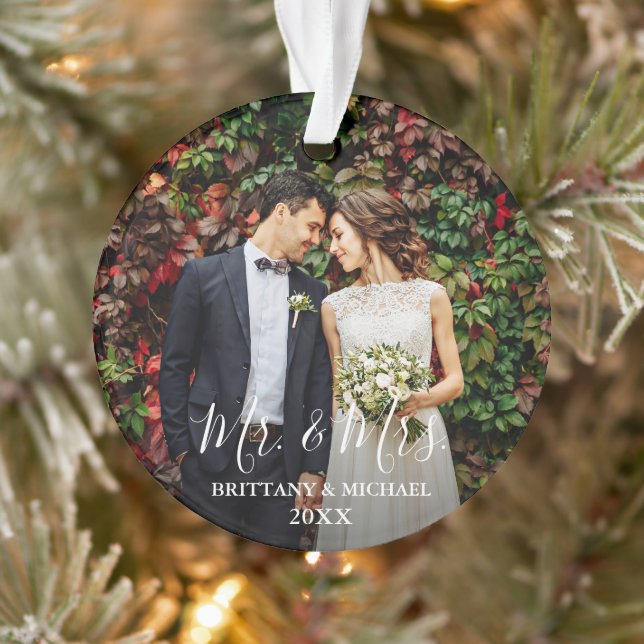 Modernes Script Wedding Foto Mr. & Mrs. Ornament (Baum)