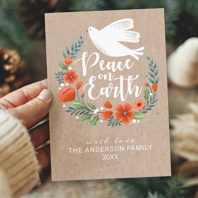 Modernes Script Weltfrieden Weihnachts-Foto Feiertagskarte (A beautiful Christmas card featuring a floral wreath with a dove and the message Peace on Earth.)