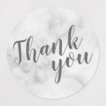 Modernes Script White Marble Wedding Vielen Dank Etiketten<br><div class="desc">Modern Script White Marble Gastgeschenk Hochzeit Danke Labels mit dem Titel "Danke" in grau modernem Script Schriftart auf weißem Marmorhintergrund.</div>