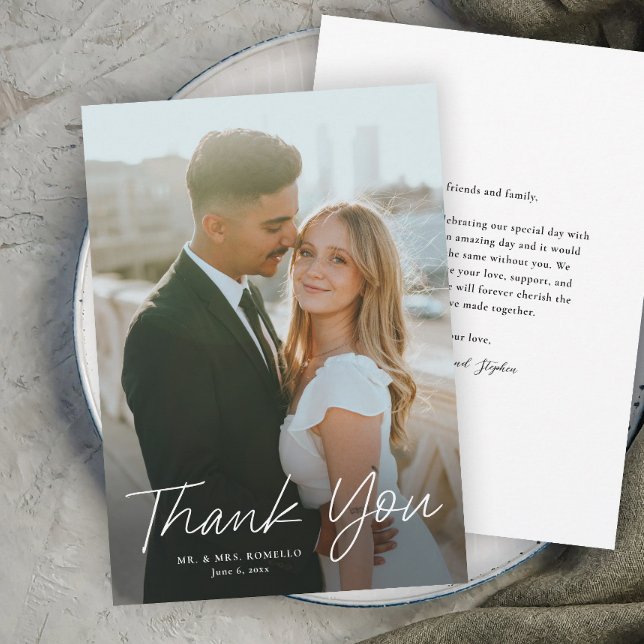 Modernes Skript Einfaches Foto Hochzeit Dankeskarte (Modern script photo wedding thank you card with full bleed photo typography overlay.)