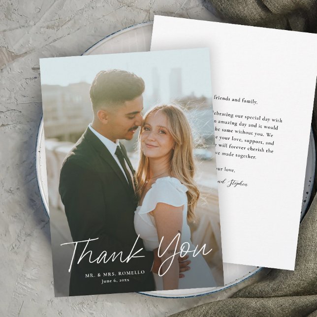 Modernes Skript Einfaches Foto Hochzeit Vielen Dan Einladung (A 2-sided Modern photo wedding thank you card with handwritten script typography overlay.)