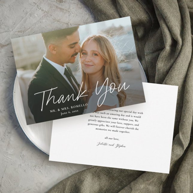 Modernes Skript Einfaches Foto Hochzeit Vielen Dan Einladung (Modern script photo wedding thank you card with full bleed photo typography overlay.)