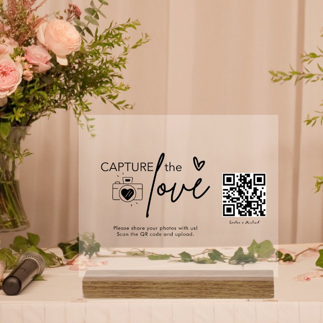 Modernes Skript erfassen den QR-Liebe-Code mit Hol Acrylschild (Von Creator hochgeladen)