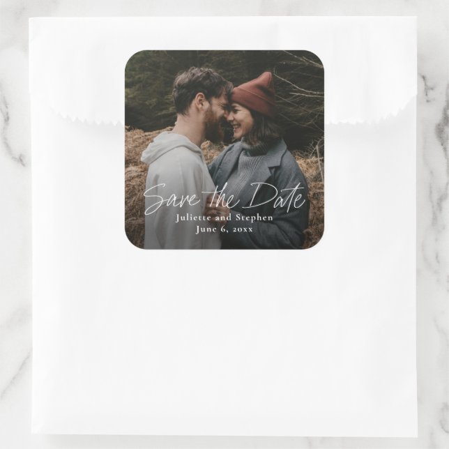 Modernes Skript-Foto Save the Date Quadratischer Aufkleber (Tasche)