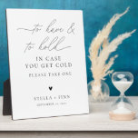 Modernes Skript für Hochzeitsskripte Fotoplatte<br><div class="desc">Dieses elegante "zu haben und zu halten" Zeichen ist perfekt für eine moderne, einfache Schwarz-Weiß-Hochzeit. Klassische und Skriptkalligraphie-Typografie. Das Schild eignet sich perfekt für Decken für Ihre Gäste und lautet: "um zu haben und zu halten, falls es kalt wird, nehmen Sie bitte eins"</div>