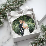 Modernes Skript für Liebe, neu verheiratet, Volles Ornament<br><div class="desc">Personalisierte Hochzeitsschmuck mit einem Fotos Foto,  um Ihr eigenes Hochzeitsgedächtnis zu zeigen. Unser Design zeichnet sich durch ein vollständiges Foto-Design aus,  in dem Ihr Nachname oben angezeigt wird. Das Wort "Liebe" ist in einem wunderschönen,  handgeschriebenen,  weißen Schriftzeichen-Stil konzipiert,  der über dem Hochzeitsfest-Foto liegt. Rücken und Vorderseite sind gleich.</div>