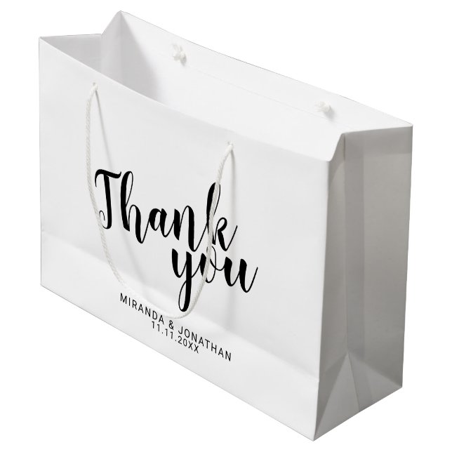 Modernes Skript-Schwarzweiss-Gastgeschenk Hochzeit Große Geschenktüte (Vorderseite Schrägansicht)
