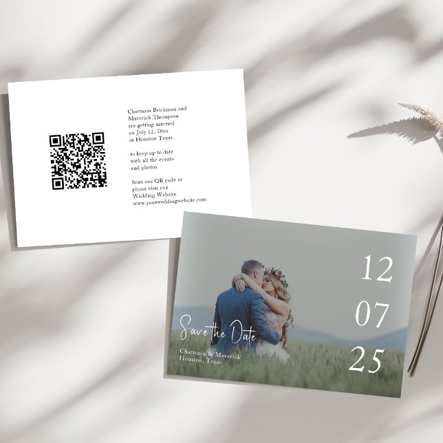 Modernes Skriptüberlagerungs-QR-Code Save The Date (Von Creator hochgeladen)
