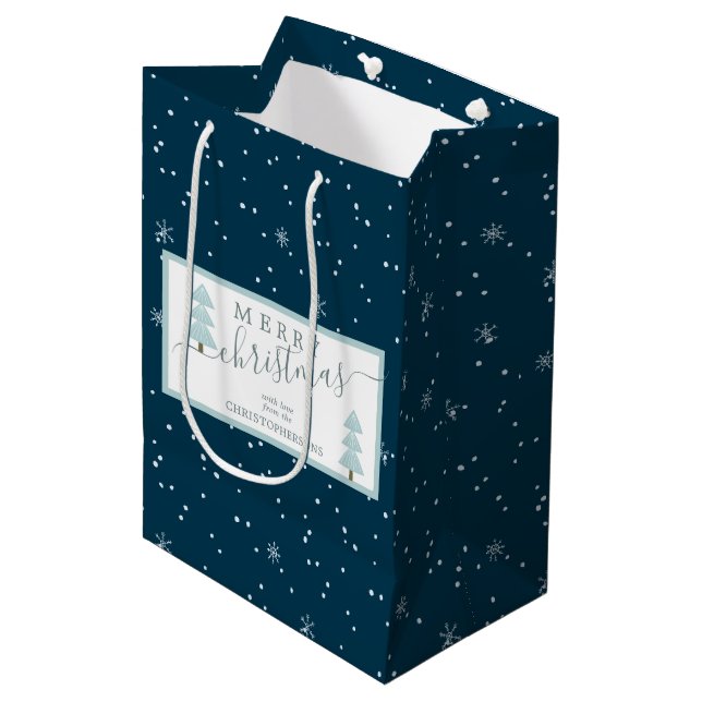 Modernes Snowflake MERRY CHRISTMAS Script Blue Mittlere Geschenktüte (Vorderseite Schrägansicht)