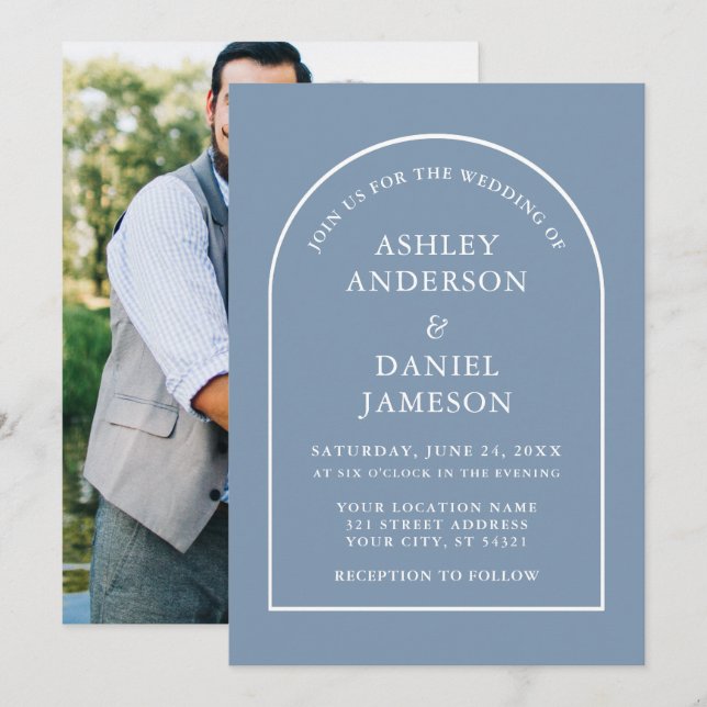 Modernes, stilvolles Arch Dusty Blue Foto Wedding Einladung (Vorne/Hinten)