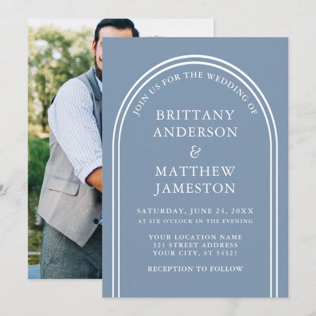 Modernes, stilvolles Arch Wedding Dusty Blue Foto Einladung (Vorne/Hinten)
