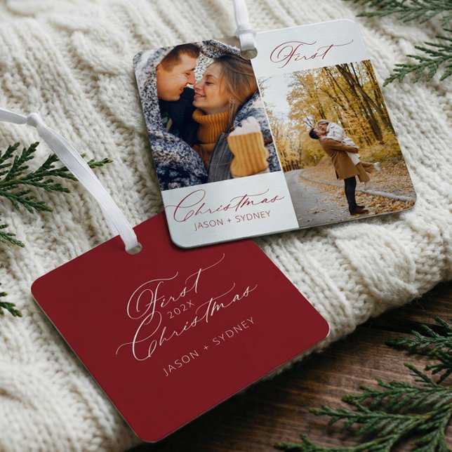 Modernes, stilvolles Couple First Christmas Script Ornament Aus Metall (Couple First Christmas Elegant Script Photo Metal Ornament)