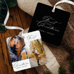 Modernes, stilvolles Couple First Christmas Script Ornament Aus Metall<br><div class="desc">Mit unserem modernen,  stilvollen Script-Foto-Ornament erleben Sie die Magie Ihres ersten Weihnachtsgeschehens! Perfekt um Ihre wunderschönen Erinnerungen personalisiert und zeitlos zu präsentieren. Einfache und moderne stilvolle erste Weihnachtsschmuck Foto. Ein wunderschönes Sakraldekor mit personalisierten Fotos,  eins vorne und eins hinten. Design von Moodthology Papery.</div>