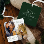 Modernes, stilvolles Couple First Christmas Script Ornament Aus Metall<br><div class="desc">Mit unserem modernen,  stilvollen Script-Foto-Ornament erleben Sie die Magie Ihres ersten Weihnachtsgeschehens! Perfekt um Ihre wunderschönen Erinnerungen personalisiert und zeitlos zu präsentieren. Einfache und moderne stilvolle erste Weihnachtsschmuck Foto. Ein wunderschönes Sakraldekor mit personalisierten Fotos,  eins vorne und eins hinten. Design von Moodthology Papery.</div>