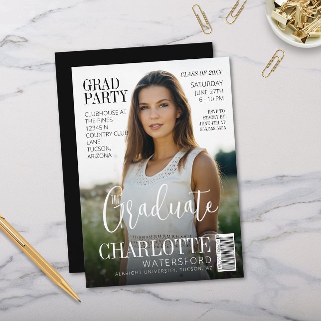 Modernes, stilvolles Graduate Magazine Cover Grad  Einladung (Modern graduation invitation for grad party magazine cover style with name school and stylish script)