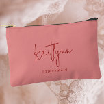 Modernes, stilvolles Individuelle Name Script Brid Zubehörtasche<br><div class="desc">Moderner Individuelle Name Script Bridesmaid Accessoire Pouch. Dunkelrosa Hintergrund mit rotem Script-Schriftart.</div>