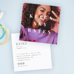 Modernes, stilvolles Typografie-Minimalistisches F Quadratische Visitenkarte<br><div class="desc">Diese elegante und stilvolle Visitenkarte ist ein elegantes,  minimalistisches Typografie-Foto,  das sich perfekt für Designer,  Stylist oder andere Designer-Berufe eignet. Soziale Mediensymbole auf der Rückseite.</div>
