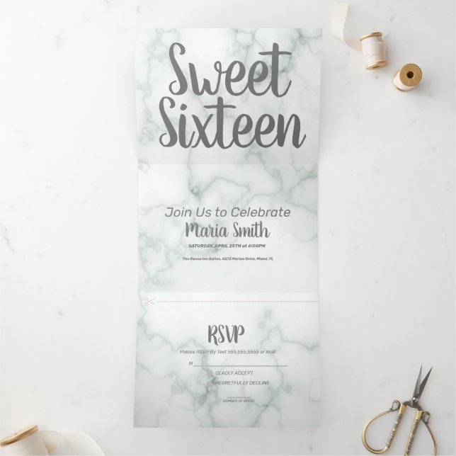 Modernes Sweet 16 Marmor und Grau Dreifach Gefaltete Einladung (Innenseite)