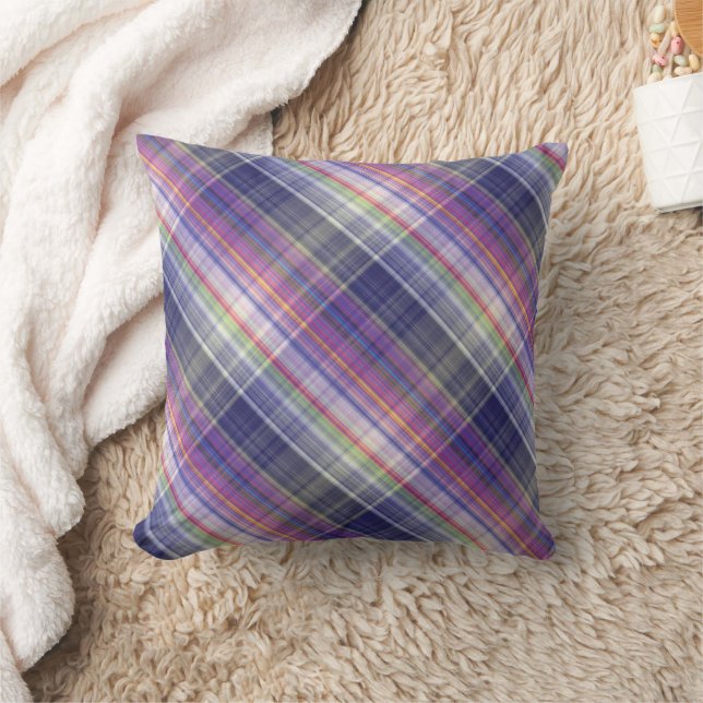 Modernes Tartan Lila Tan Kariertes Muster. Kissen (Decke)