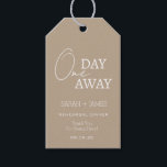 Modernes Taupe Probe Dinner Geschenkanhänger<br><div class="desc">Klassische Taupe mit weißem Schriftart Ein Tag vor der Probe Abendessen Danke,  dass ihr die Tags gegeben habt</div>