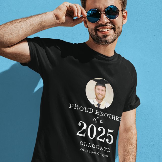 Modernes Text Foto Proud Brother of 2023 Graduate T-Shirt (Von Creator hochgeladen)