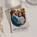 Modernes trendiges gebogenes Foto Save The Date<br><div class="desc">Diese einfache, aber stilvolle und trendige Foto Save the Date Karte ist der perfekte Weg, um Ihre Verlobung und kommende Hochzeit bekannt zu geben. Die Vorderseite dieses vertikalen Save the Date weist ein kurvenförmiges Foto auf, das sich durch eine "Save the Date"-Bearbeitung am unteren Rand auszeichnet, die viel Platz für...</div>