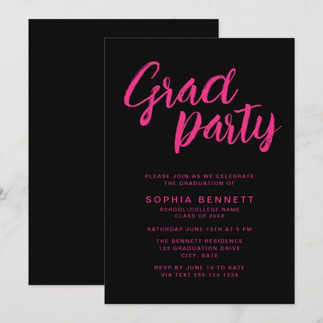 Modernes Trendy Brush Script Black & Pink Grad Par Einladung (Vorne/Hinten)